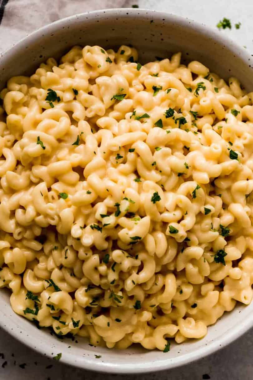 speckled dish filled with prepared creamy cac and cheese