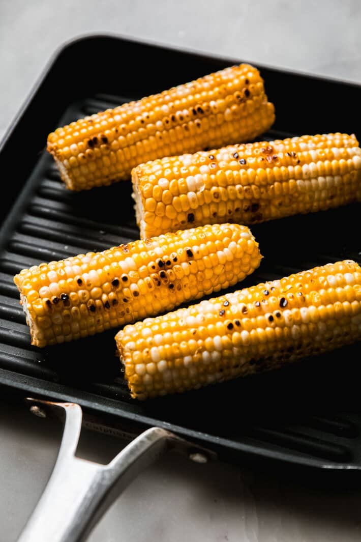 roasted corn cob in grill pan