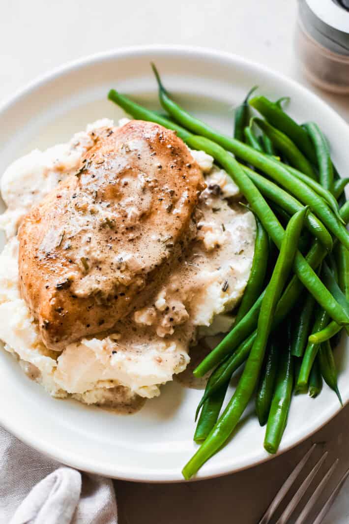 mashed potatoes with peppercorn chicken and green beans